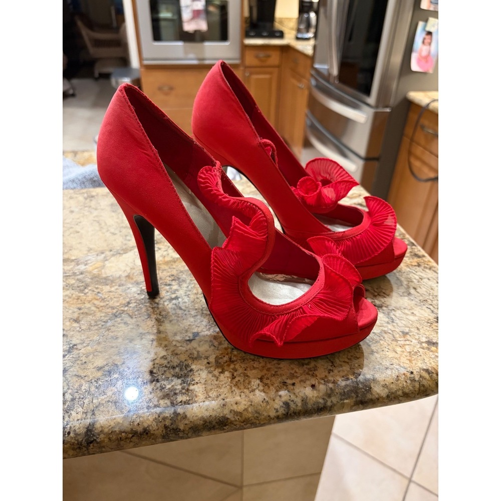 Bakers Ricki Red Satin Ruffle Platform Peep‎ Toe Heels Women's Size 8 Y2K - Picture 2 of 3